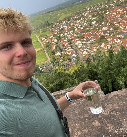 Cole Tate overlooking the M&ouml;rzheim vineyards